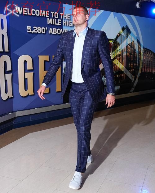 西装暴徒！掘金官媒晒约基奇入场穿搭照：迎接约基奇时刻